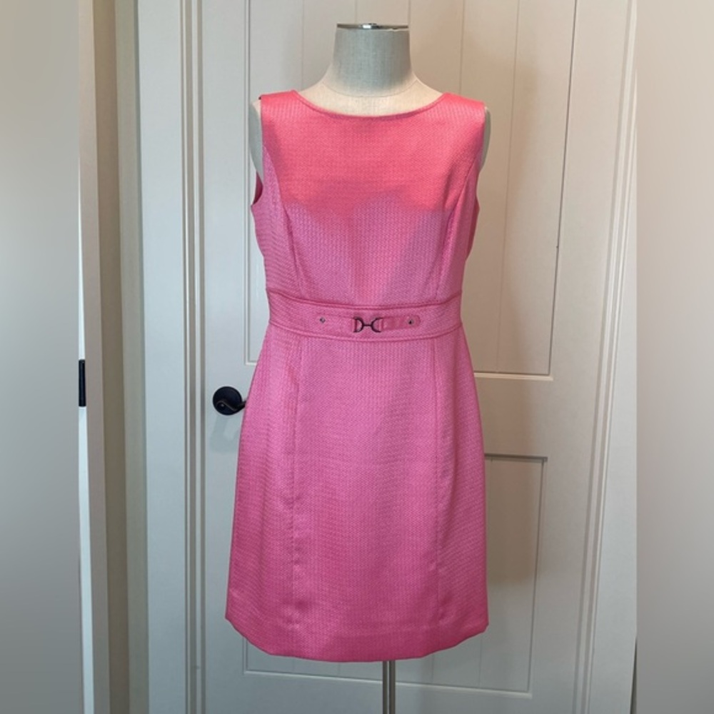 TAHARI ASL Pink Sheath Dress NWOT Size 10 Textured Fabric 🌸 Buckle Front Detail